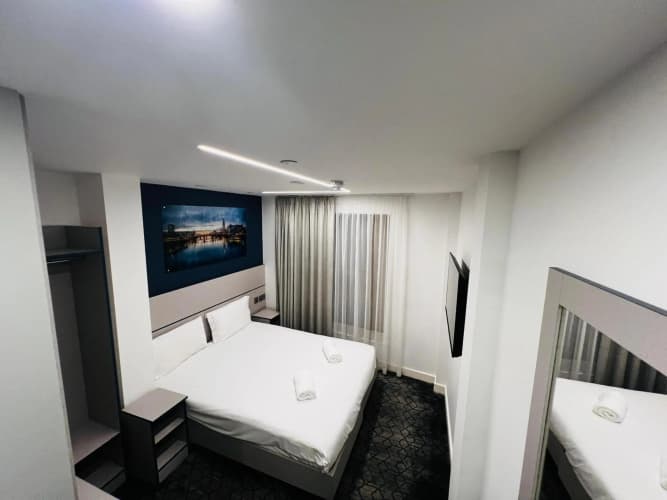 Ilford Grand Hotel 4