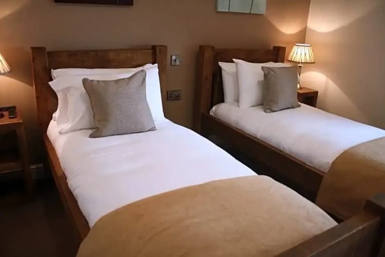 The Woodman Inn 5