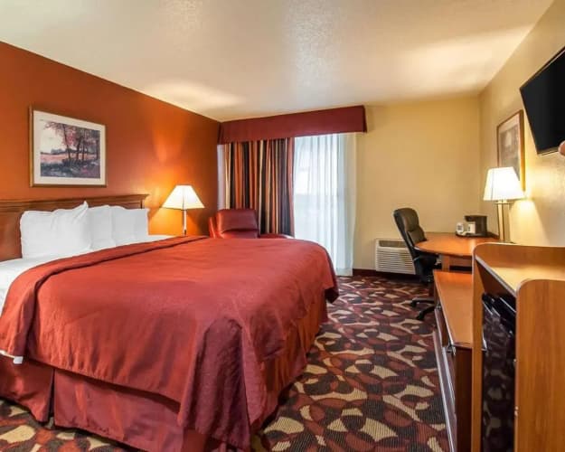 Quality Inn & Suites Kansas City I-435N Near Sports Complex 5