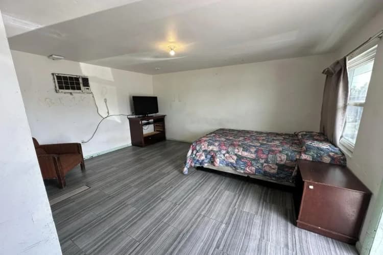 Base Motel By OYO South Tampa 5