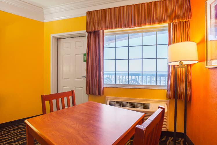 Quality Inn & Suites Beachfront 4
