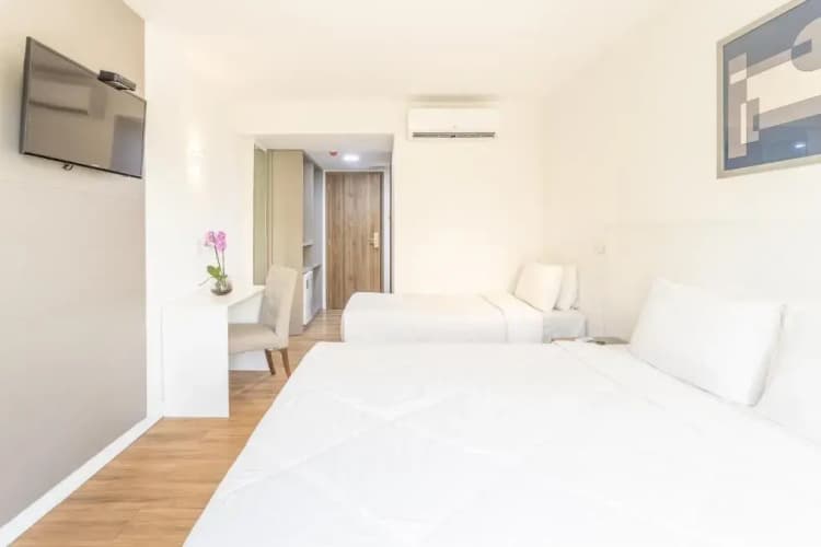 Americas Townhouse Hotel 5