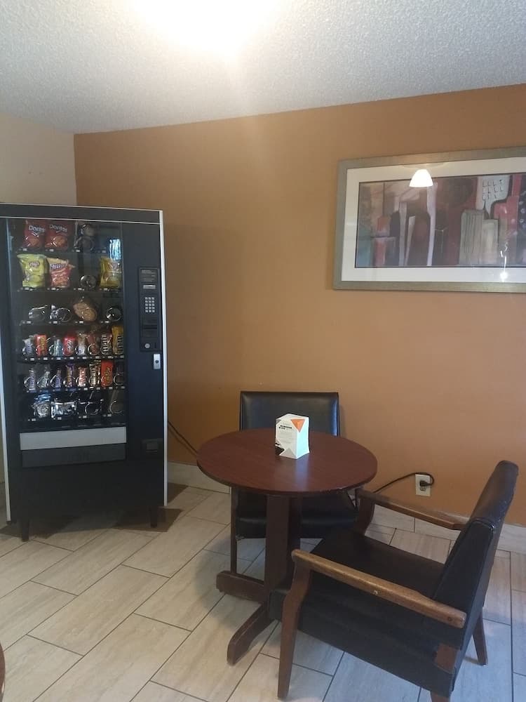 Econo Lodge 5