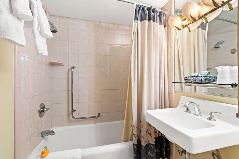 The Genetti Hotel & Suites 4