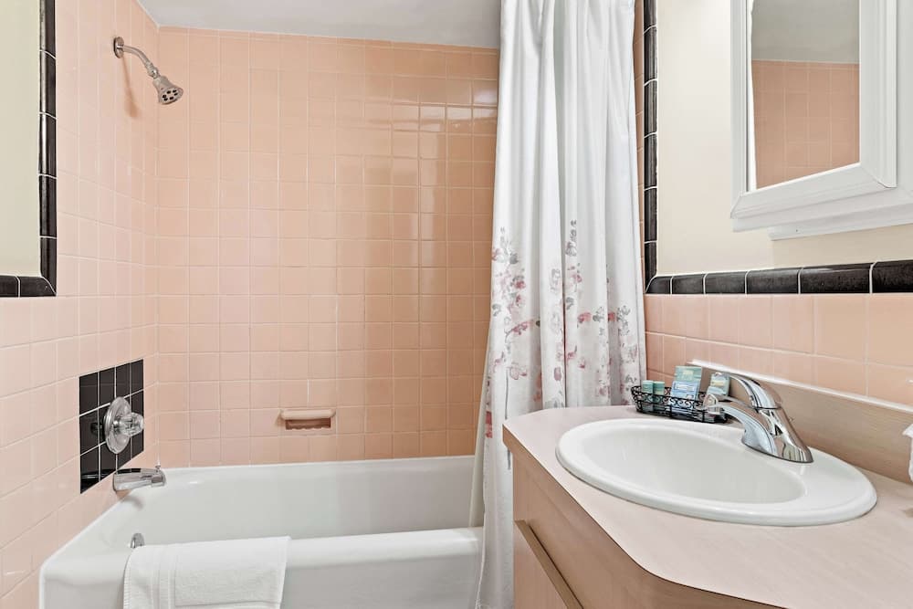 The Genetti Hotel & Suites 3