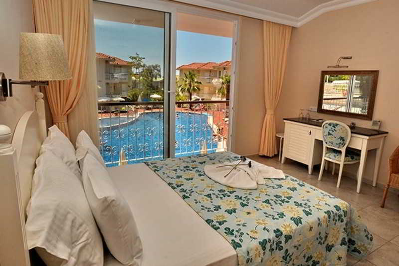 Blue Lagoon Delux Hotel 4