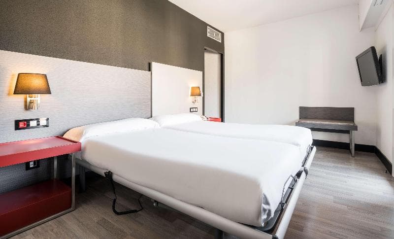Hotel Ilunion Romareda 3