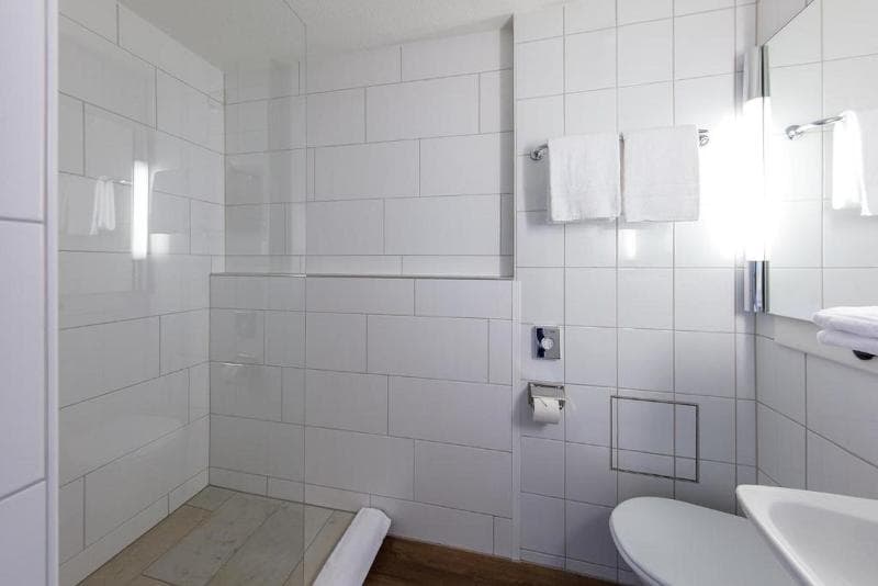 Royal Hotel Zurich (Ex-Comfort Inn) 2