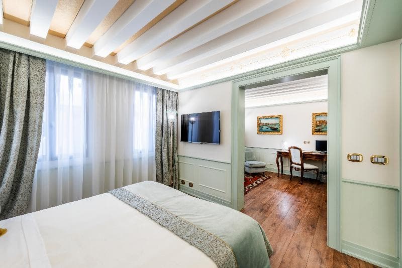 Hotel Monaco & Grand Canal 5