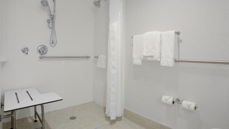 Holiday Inn Express Nashville Airport 4