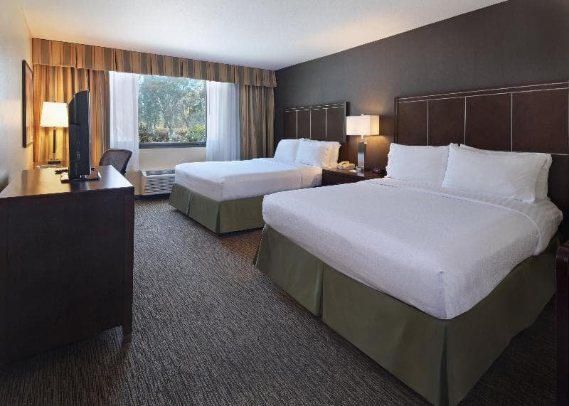 Holiday Inn Hotel & Suites Anaheim 4