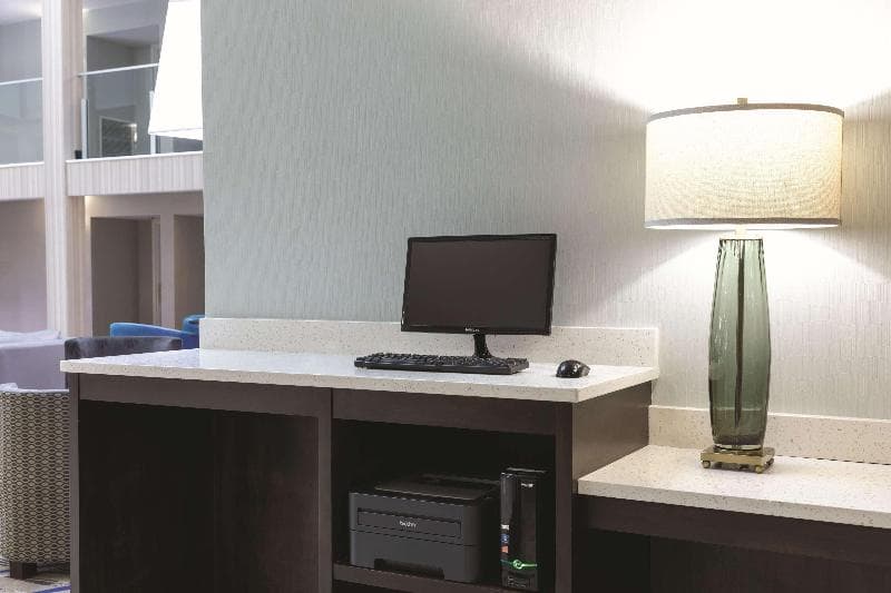La Quinta Inn & Suites by Wyndham Atlanta Airport South photo 1