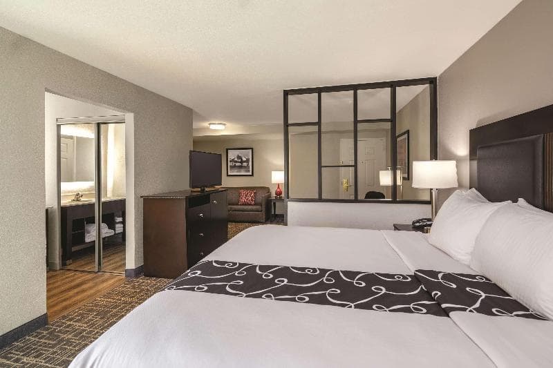 La Quinta Inn & Suites by Wyndham Atlanta Airport South 4