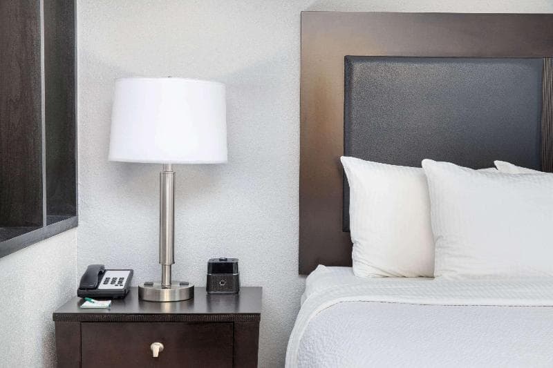 La Quinta Inn & Suites by Wyndham Atlanta Airport South 5