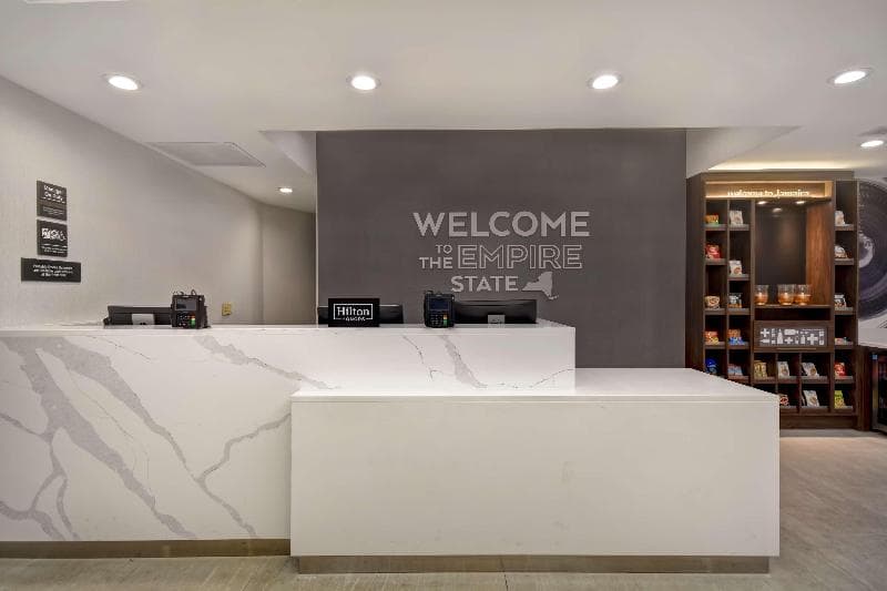 Hampton Inn NY-JFK 4