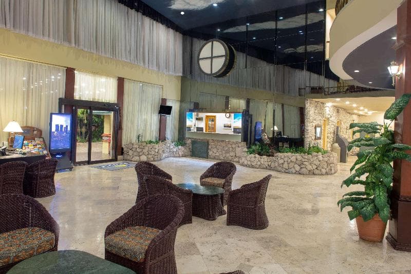 Days Hotel Thunderbird Beach Resort 3
