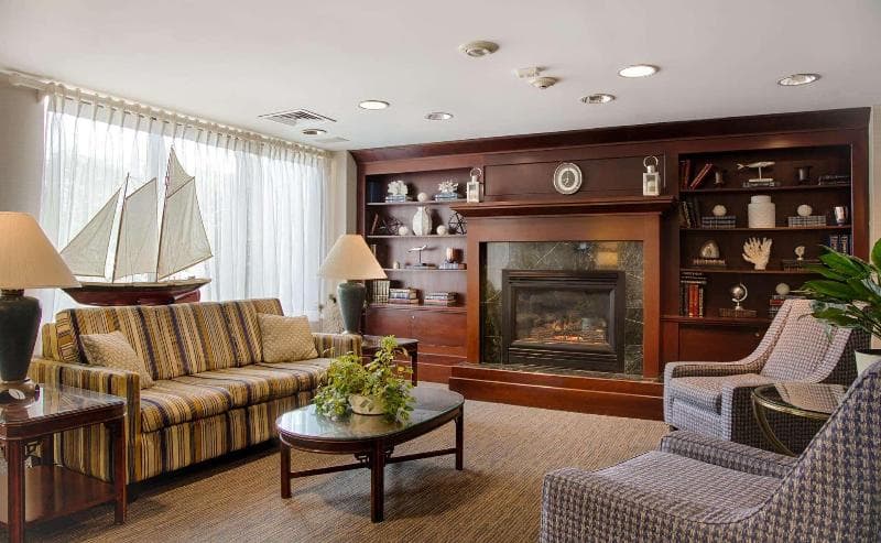 Ramada by Wyndham Boston 4