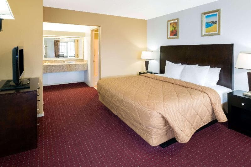 Days Inn by Wyndham Newport 2