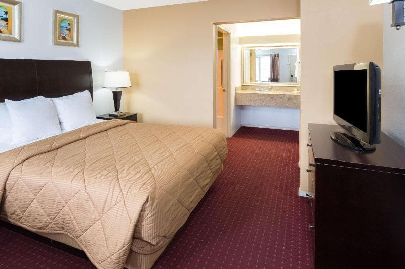 Days Inn by Wyndham Newport 3