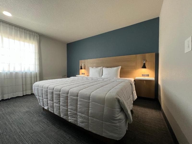 Howard Johnson by Wyndham Portland Airport 5