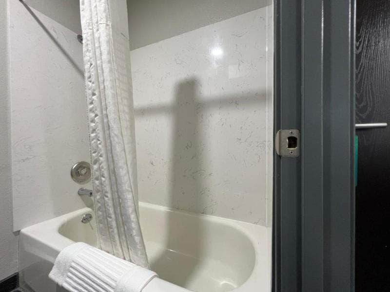 Howard Johnson by Wyndham Portland Airport 4