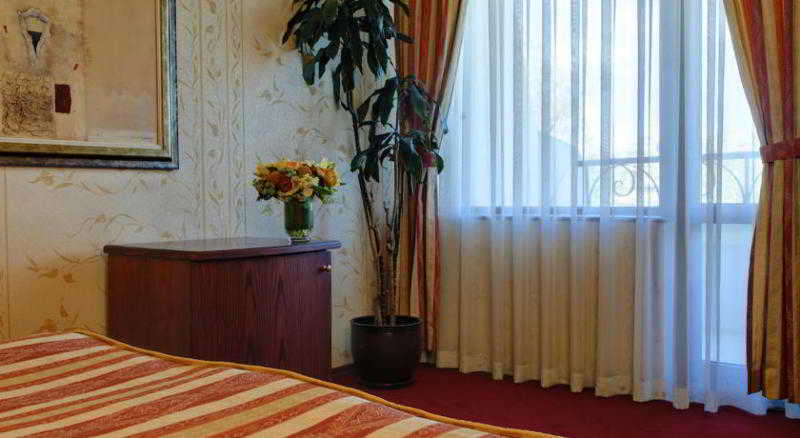 Capitol 5