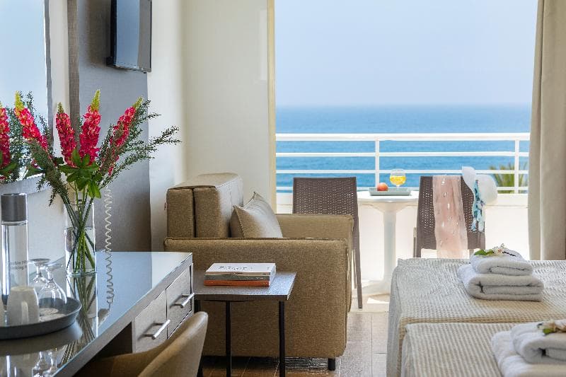 Queen's Bay Hotel photo 1