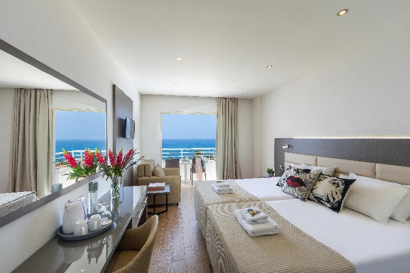 Queen's Bay Hotel 3