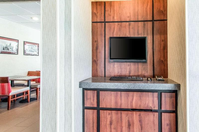 Comfort Inn by the Bay 1