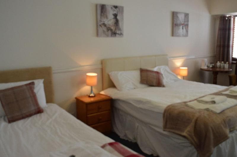 The Airlie Arms Hotel 3