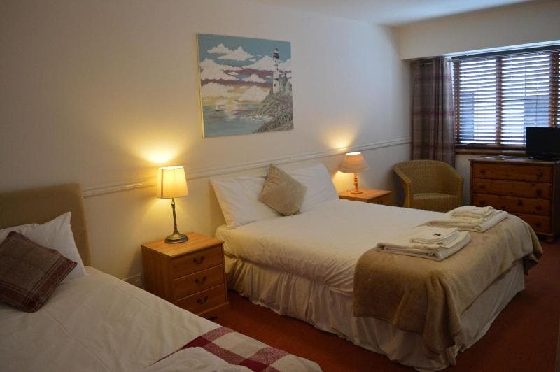 The Airlie Arms Hotel 5