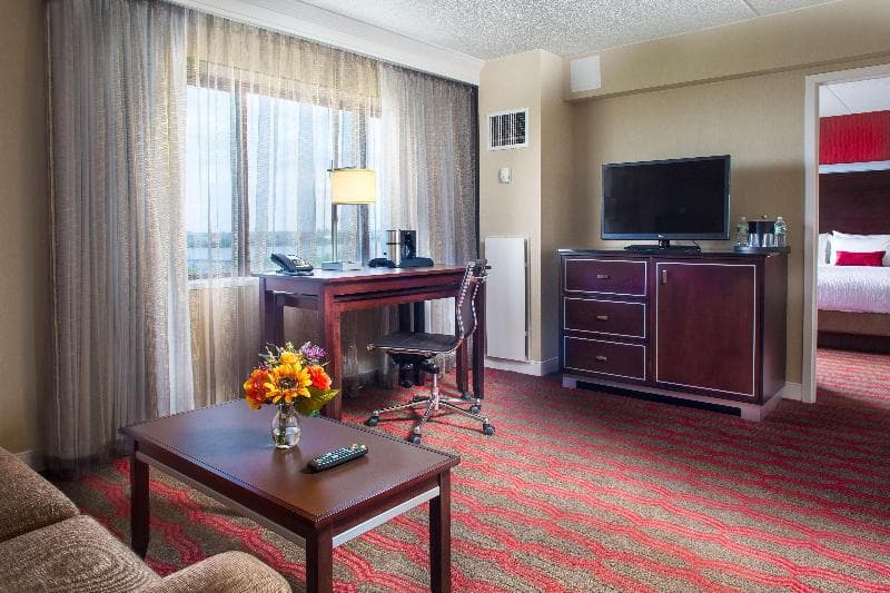 Laguardia Plaza Hotel 5