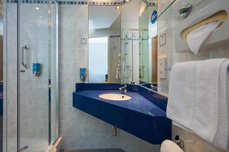 Holiday Inn Express Newport 5