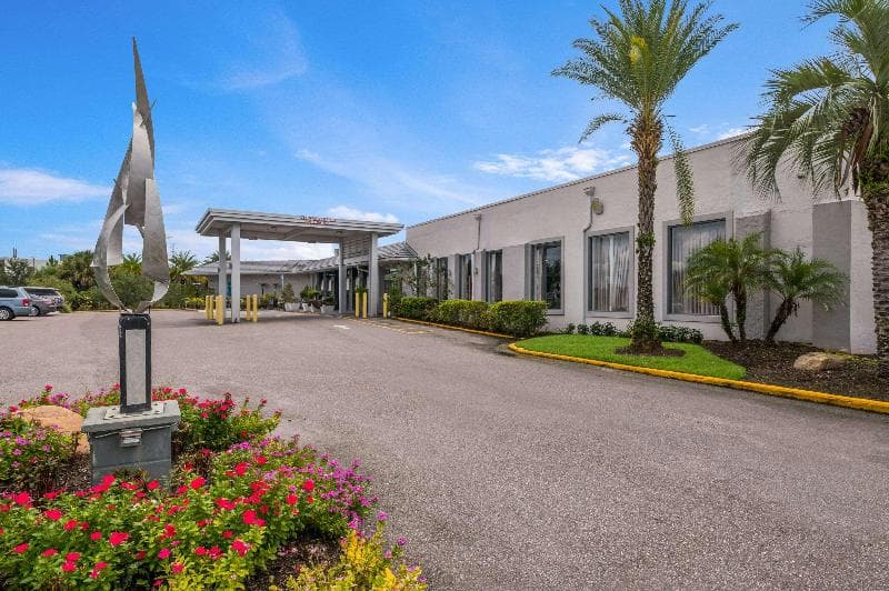 Clarion Inn & Suites Across From Universal Orlando Resort 3