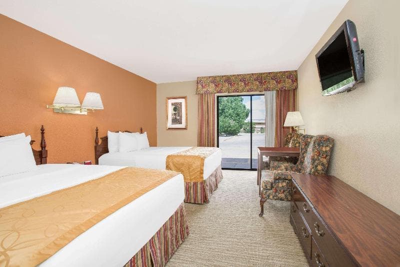 Days Inn & Suites By Wyndham Red Rock-Gallup 4