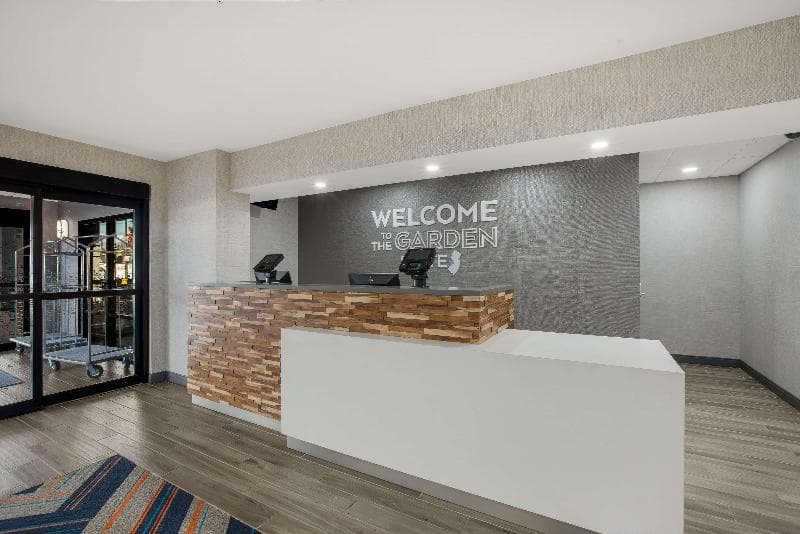 Hampton Inn @ Aviation Plaza 2