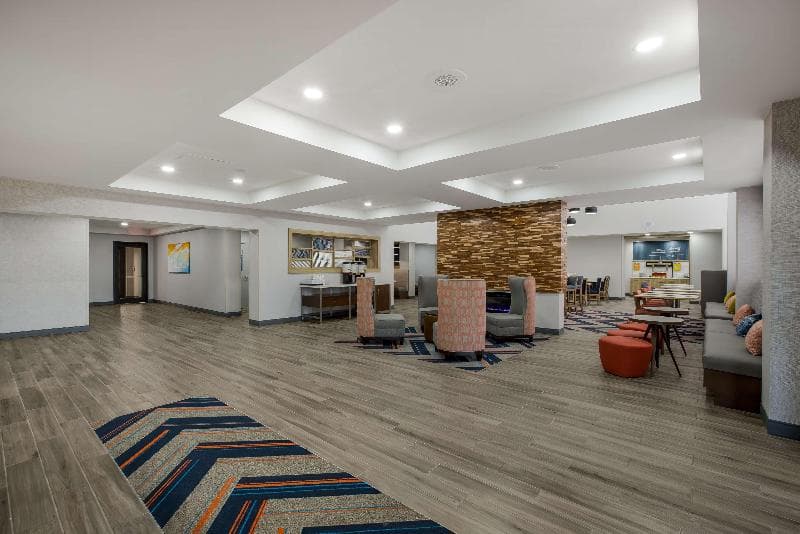 Hampton Inn @ Aviation Plaza 4