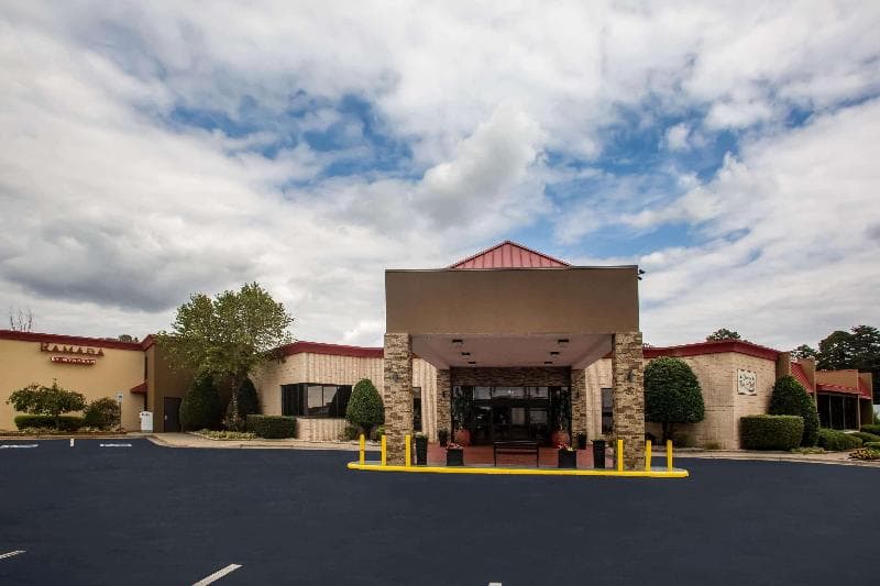 Ramada by Wyndham Statesville 3