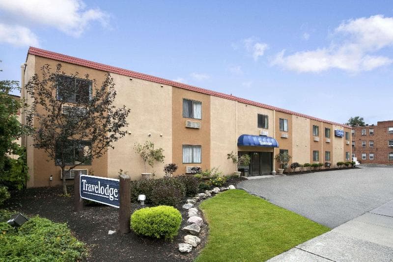 Travelodge by Wyndham Cleveland Lakewood photo 1