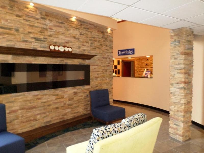 Travelodge by Wyndham Cleveland Lakewood 2