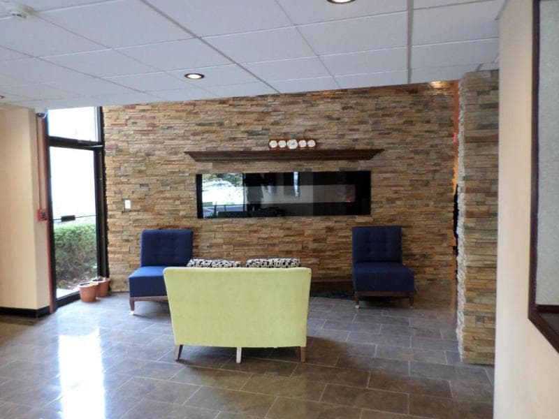 Travelodge by Wyndham Cleveland Lakewood 3