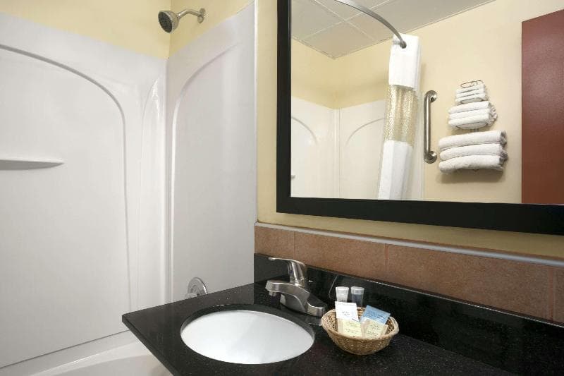 Travelodge by Wyndham Cleveland Lakewood 4
