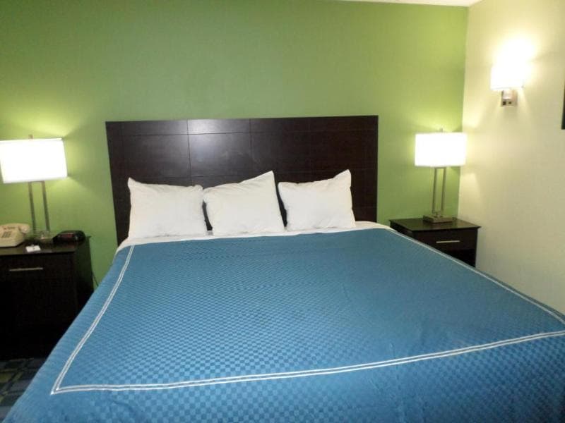 Travelodge by Wyndham Cleveland Lakewood 5