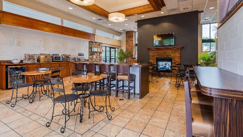Best Western Plus Landing View Inn & Suites 3