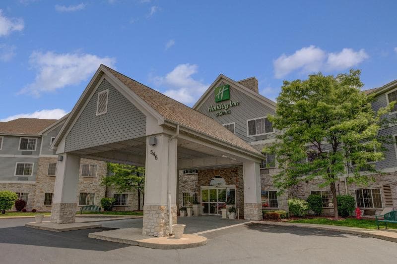 Holiday Inn And Suites Milwaukee Airport photo 1