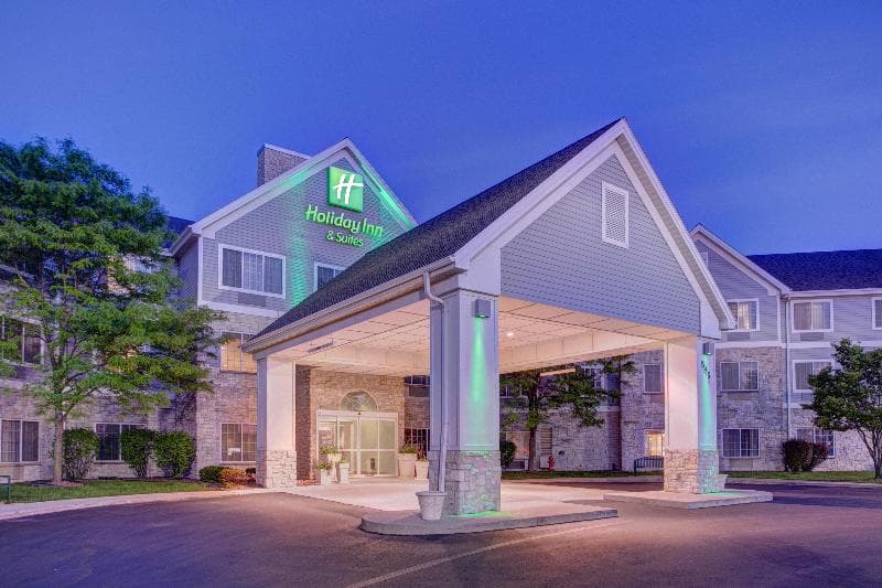 Holiday Inn And Suites Milwaukee Airport 2