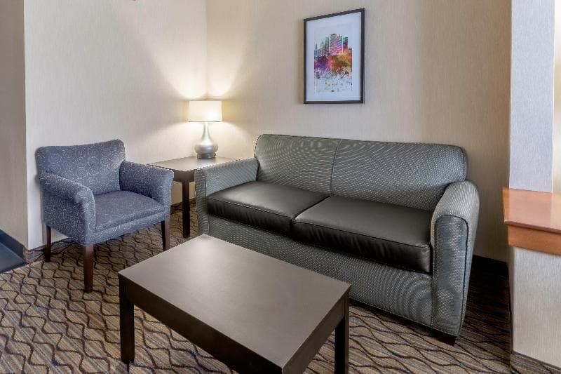 Holiday Inn And Suites Milwaukee Airport 4