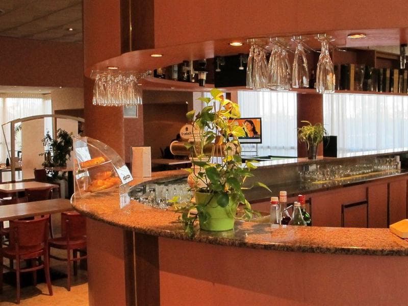 Logis Hôtel Lyon Est - Porte De L'ain Rest. Le Rel 5