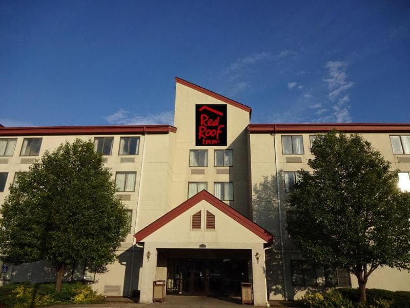 Red Roof Inn & Suites Airport 4