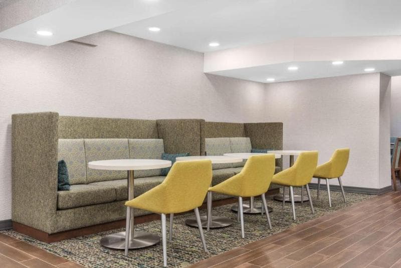 Hampton Inn & Suites by Hilton Toronto Downtown 3